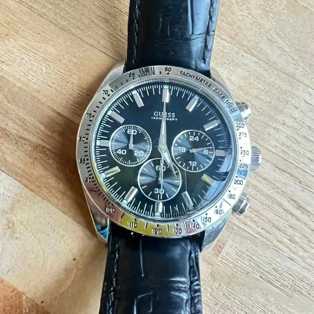 Guess waterpro men’s black leather sport watch NEW BATTERY
